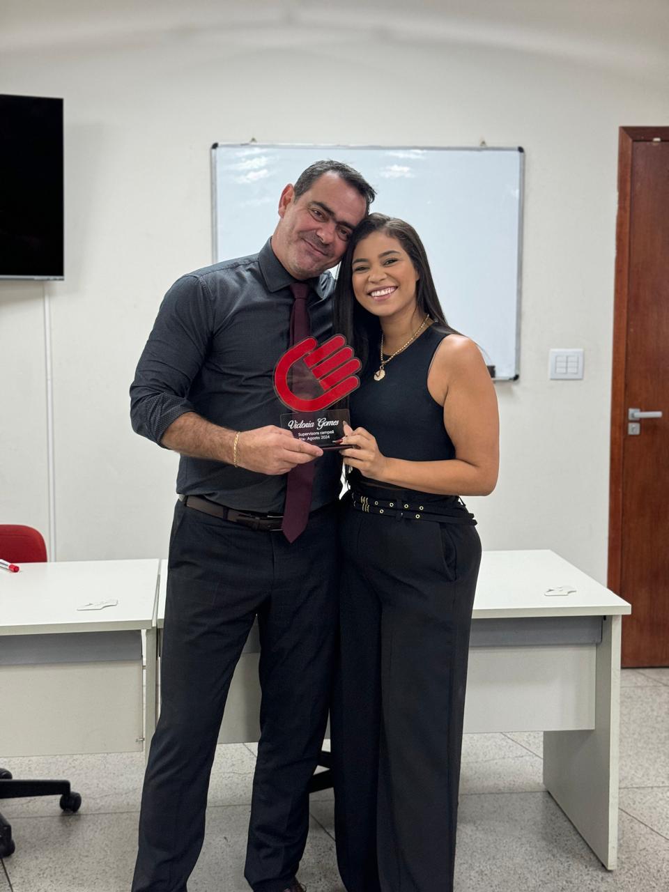 Victoria Gomes com equipe e liderança